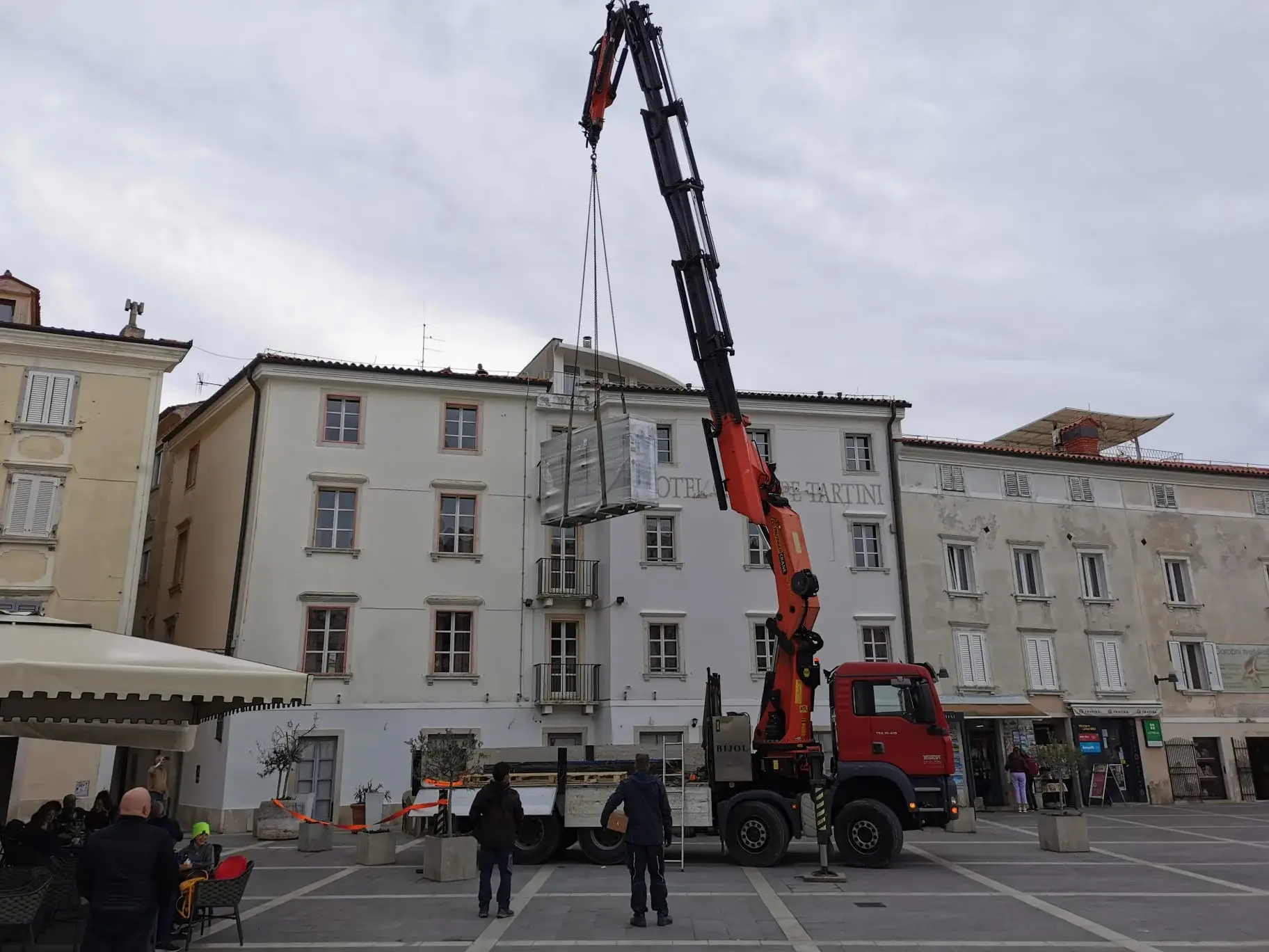 R-32 Small Inverter Chiller for hotels